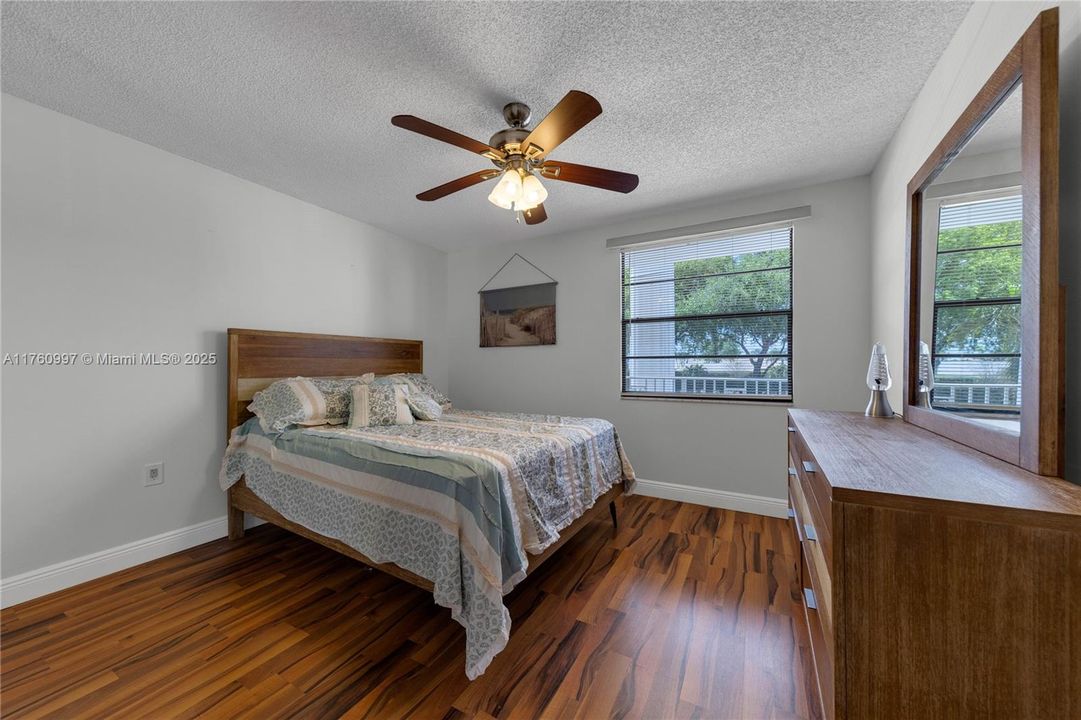 Недавно продано: $250,000 (2 спален, 2 ванн, 1385 Квадратных фут)