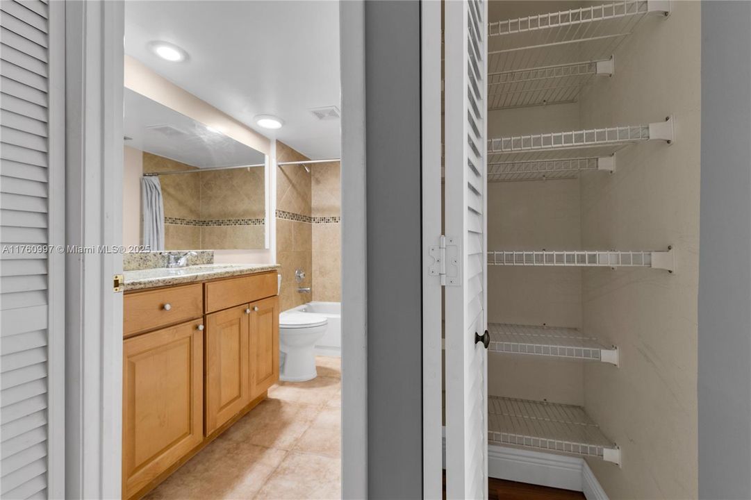 Недавно продано: $250,000 (2 спален, 2 ванн, 1385 Квадратных фут)