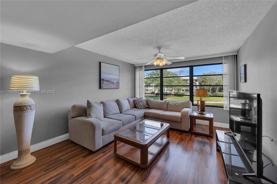 Недавно продано: $250,000 (2 спален, 2 ванн, 1385 Квадратных фут)