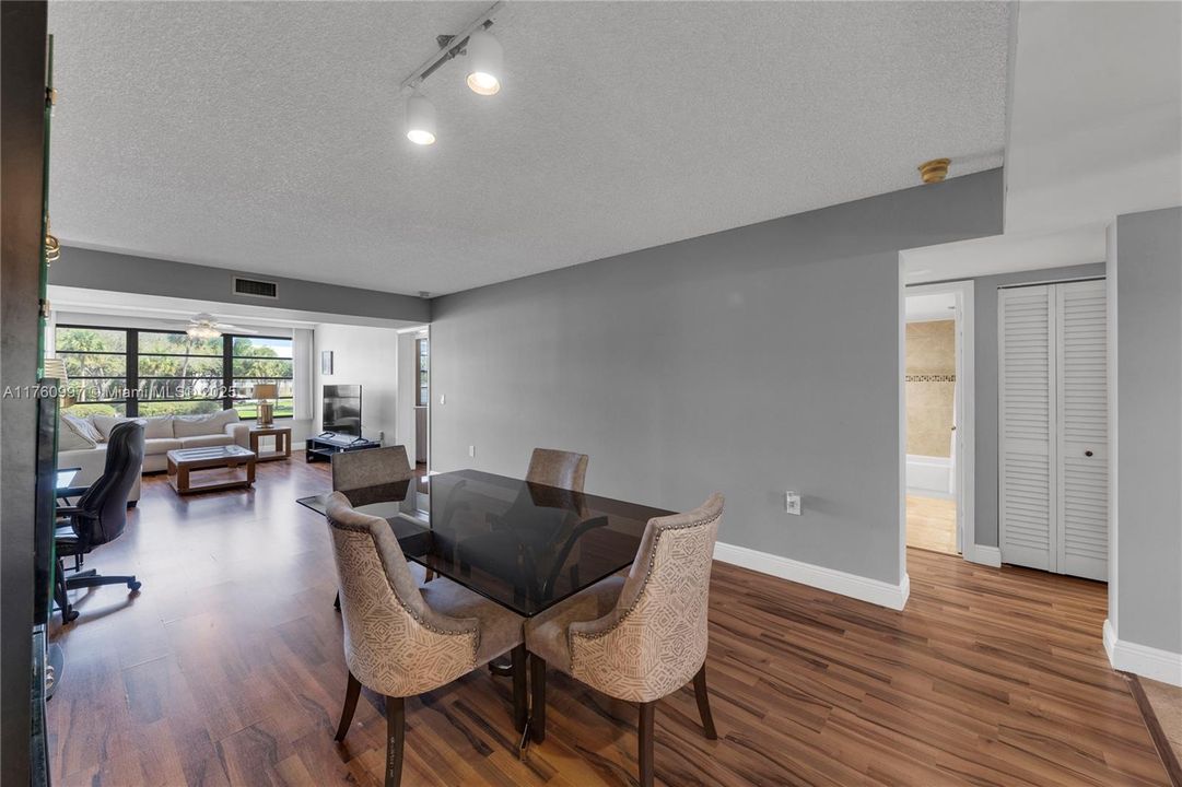 Недавно продано: $250,000 (2 спален, 2 ванн, 1385 Квадратных фут)