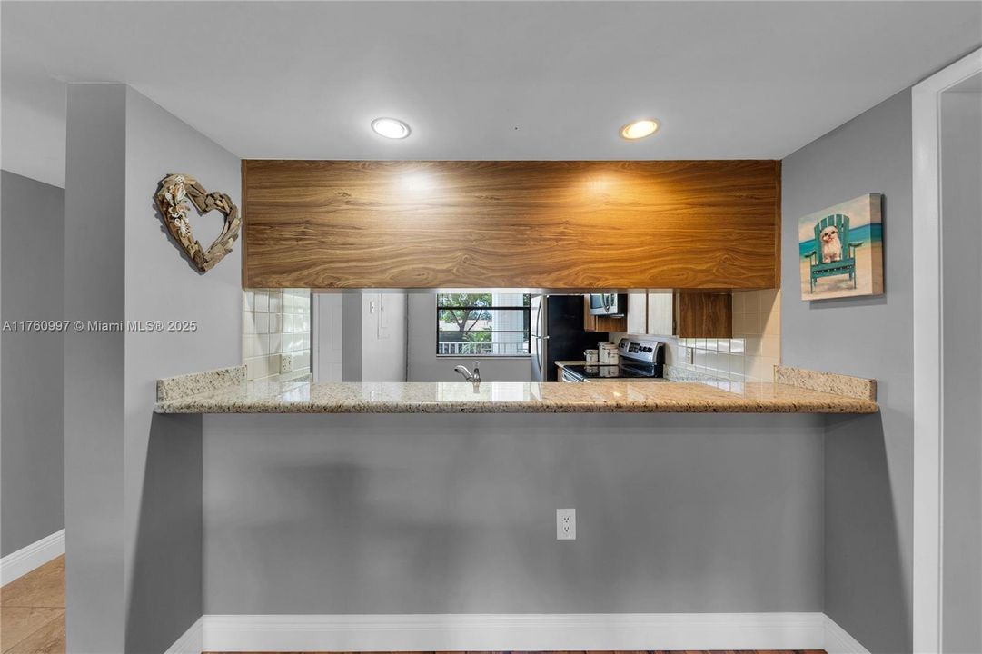 Недавно продано: $250,000 (2 спален, 2 ванн, 1385 Квадратных фут)