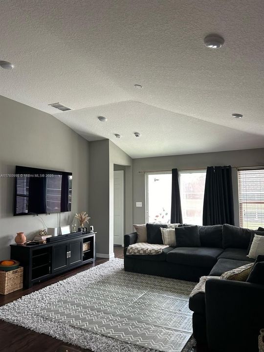 Недавно арендовано: $2,700 (3 спален, 2 ванн, 1572 Квадратных фут)