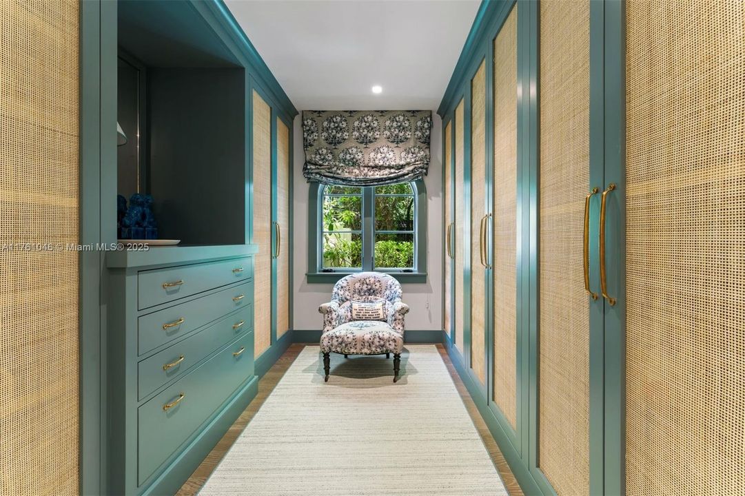 Recently Sold: $12,995,000 (6 beds, 6 baths, 6144 Square Feet)