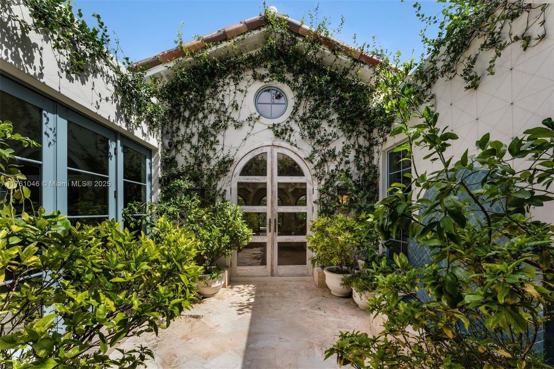 Recently Sold: $12,995,000 (6 beds, 6 baths, 6144 Square Feet)