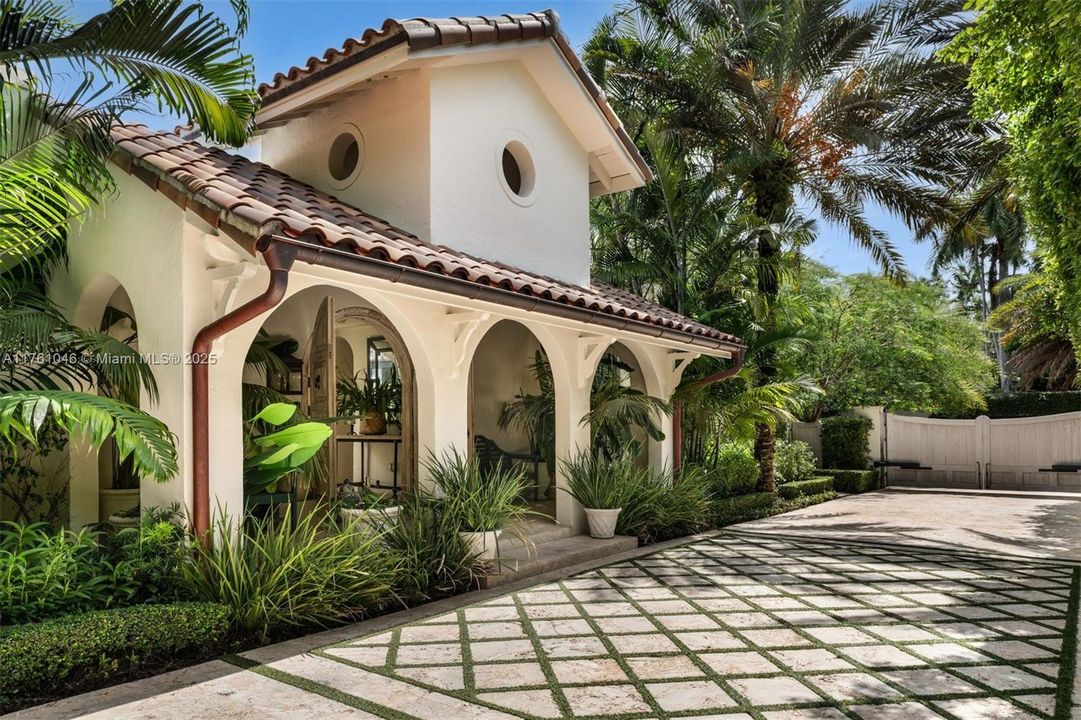 Recently Sold: $12,995,000 (6 beds, 6 baths, 6144 Square Feet)