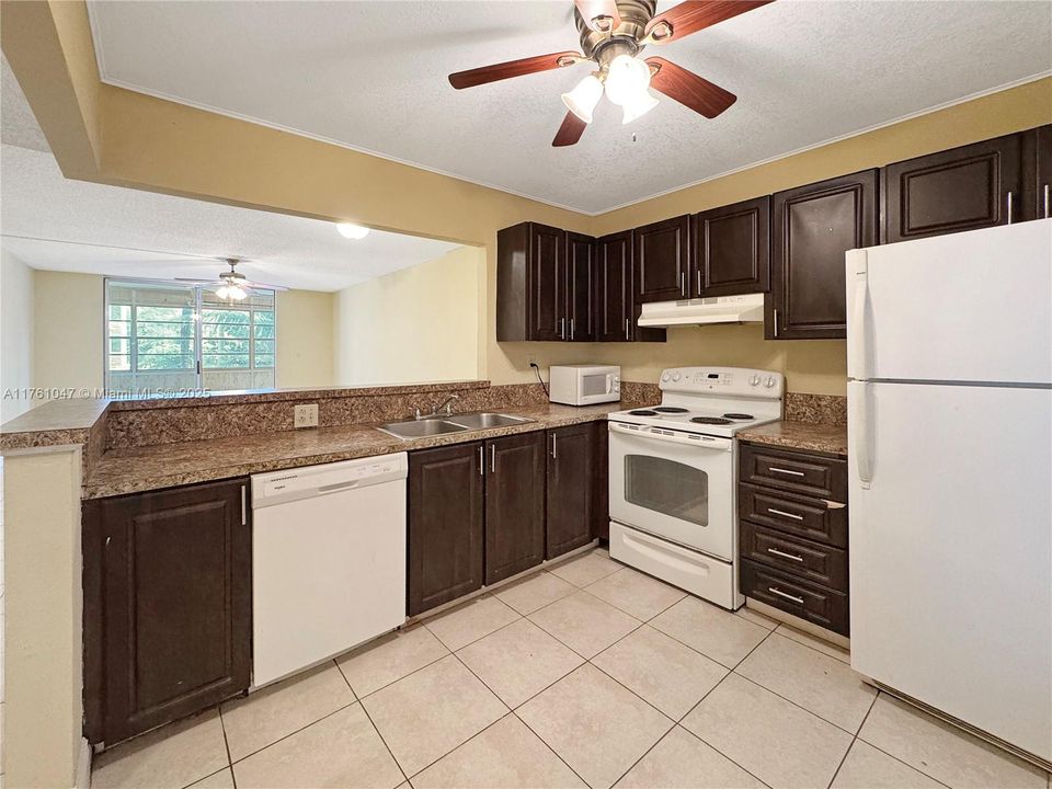 For Sale: $199,900 (2 beds, 1 baths, 940 Square Feet)