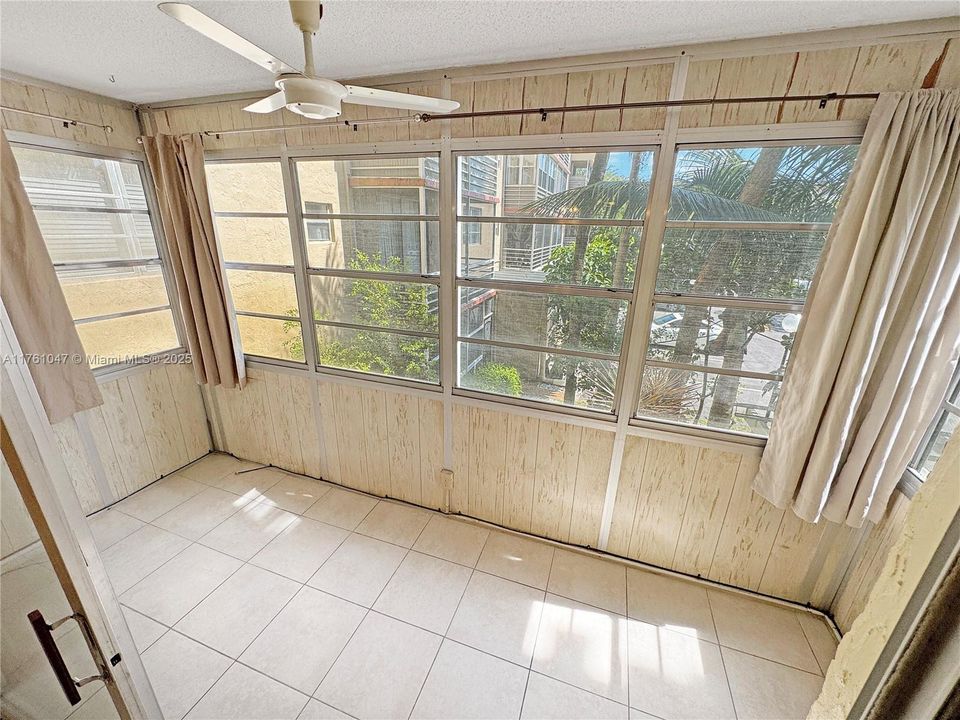 For Sale: $199,900 (2 beds, 1 baths, 940 Square Feet)