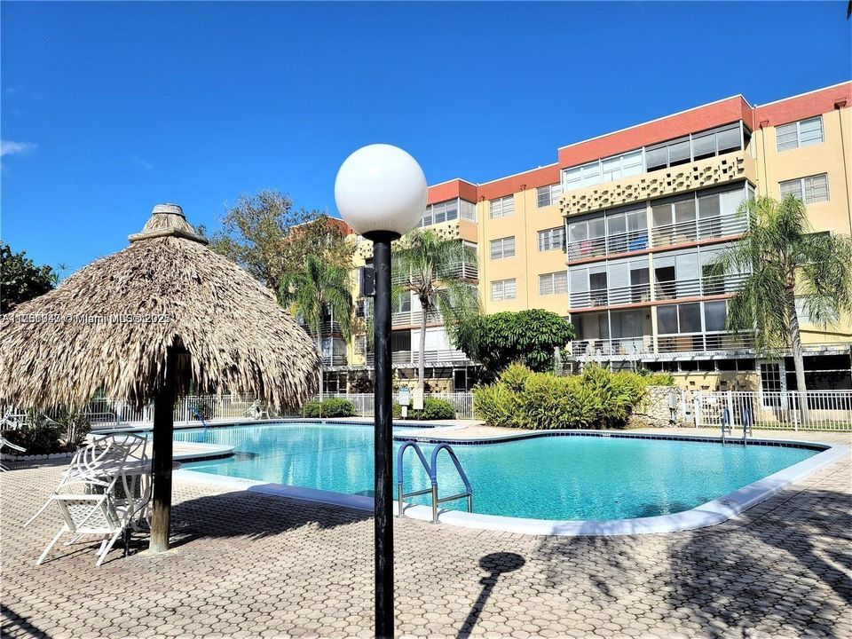 For Sale: $199,900 (2 beds, 1 baths, 940 Square Feet)