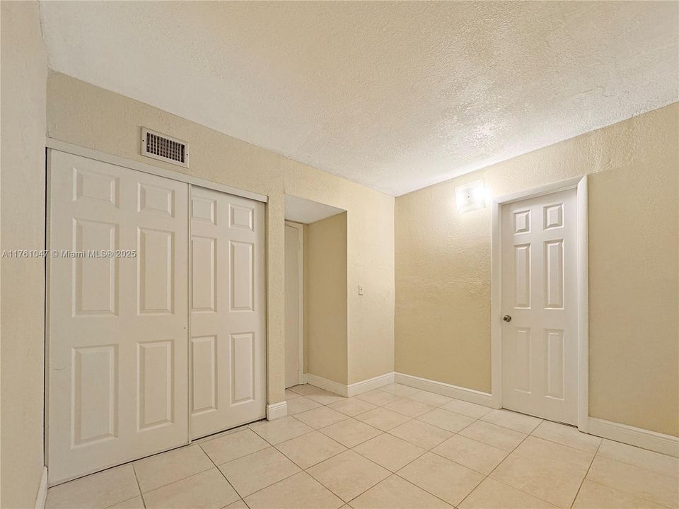 For Sale: $199,900 (2 beds, 1 baths, 940 Square Feet)