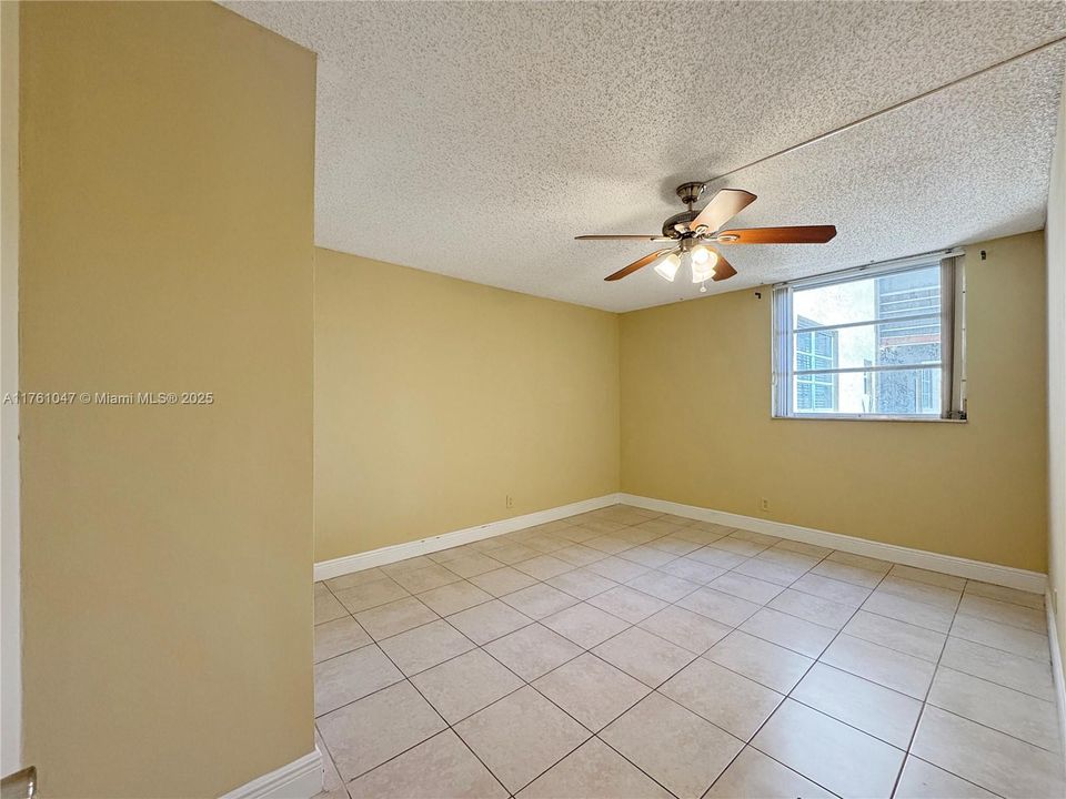 For Sale: $199,900 (2 beds, 1 baths, 940 Square Feet)
