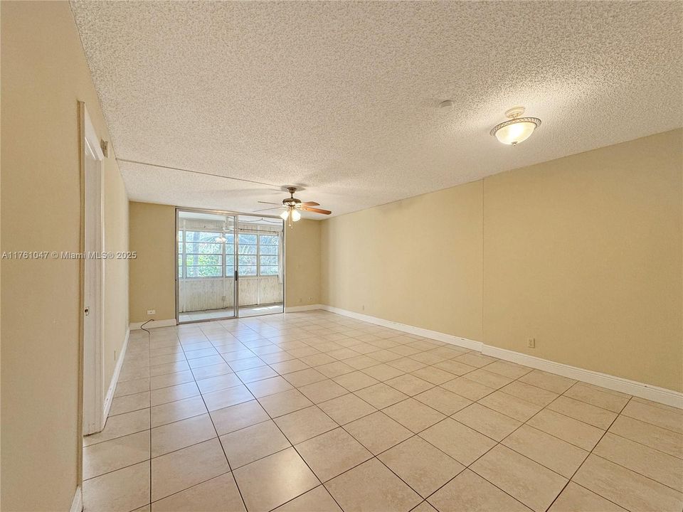 For Sale: $199,900 (2 beds, 1 baths, 940 Square Feet)