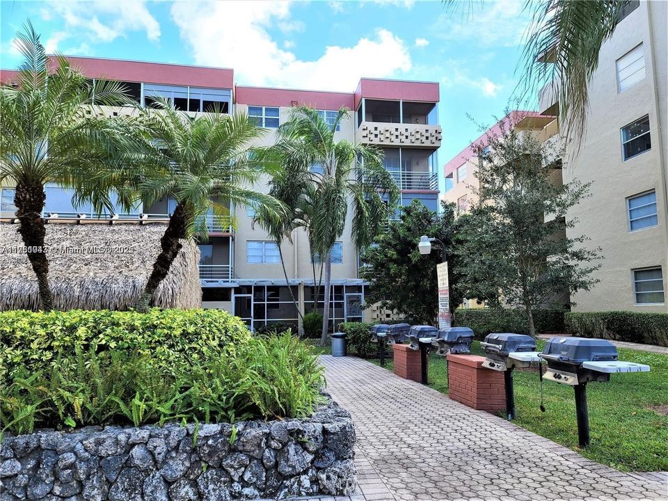 For Sale: $199,900 (2 beds, 1 baths, 940 Square Feet)