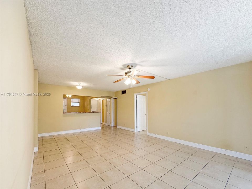 For Sale: $199,900 (2 beds, 1 baths, 940 Square Feet)