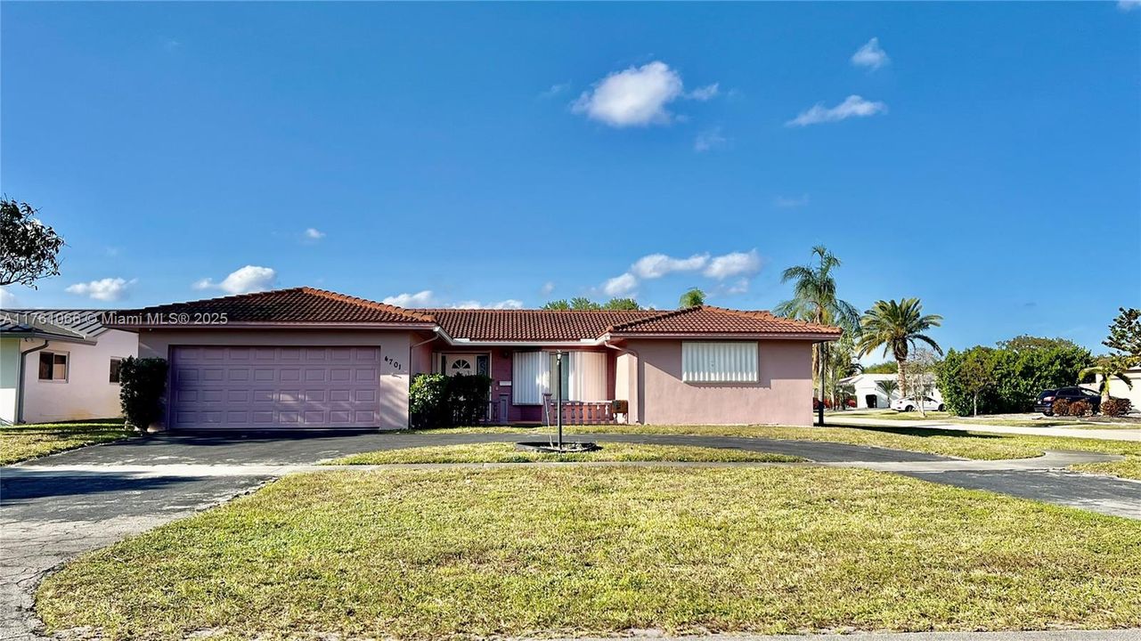 最近售出: $730,000 (4 贝兹, 2 浴室, 2588 平方英尺)