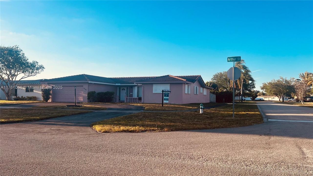 最近售出: $730,000 (4 贝兹, 2 浴室, 2588 平方英尺)