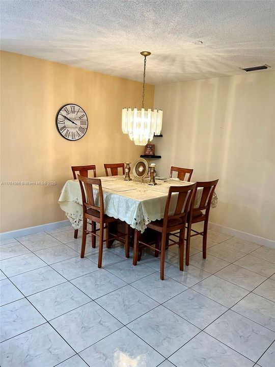 最近售出: $730,000 (4 贝兹, 2 浴室, 2588 平方英尺)