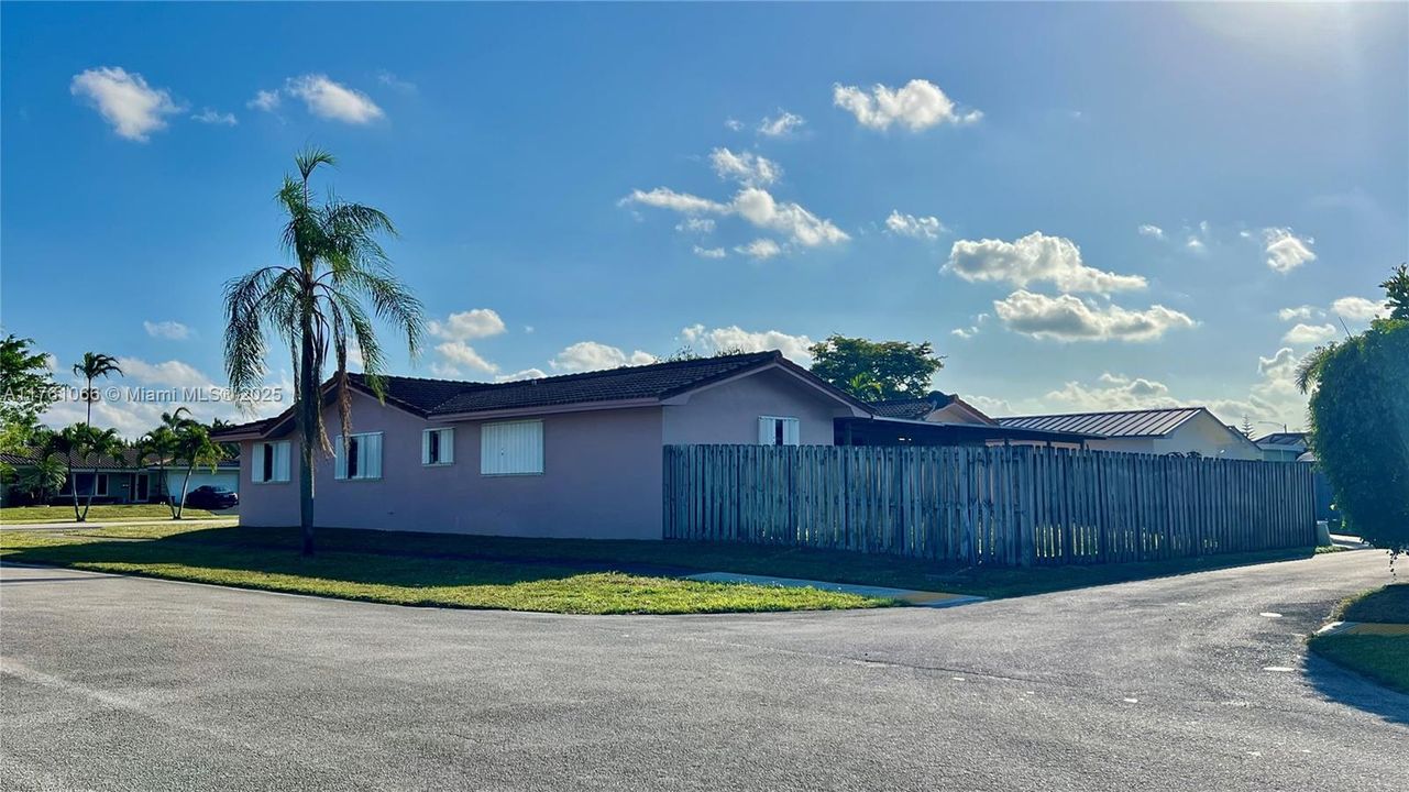 最近售出: $730,000 (4 贝兹, 2 浴室, 2588 平方英尺)