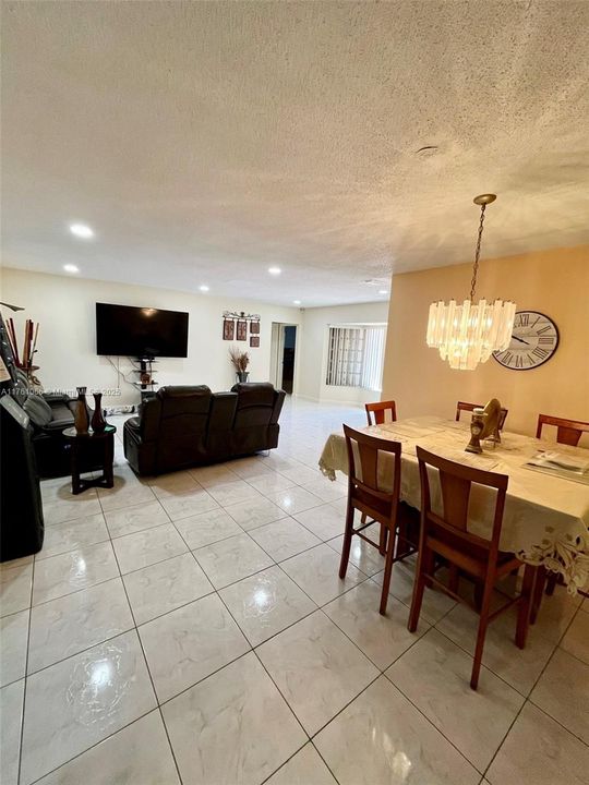 最近售出: $730,000 (4 贝兹, 2 浴室, 2588 平方英尺)