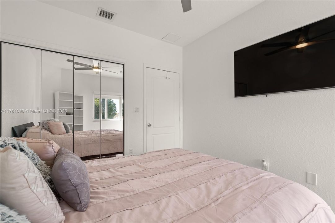 Recently Sold: $959,999 (5 beds, 3 baths, 2765 Square Feet)