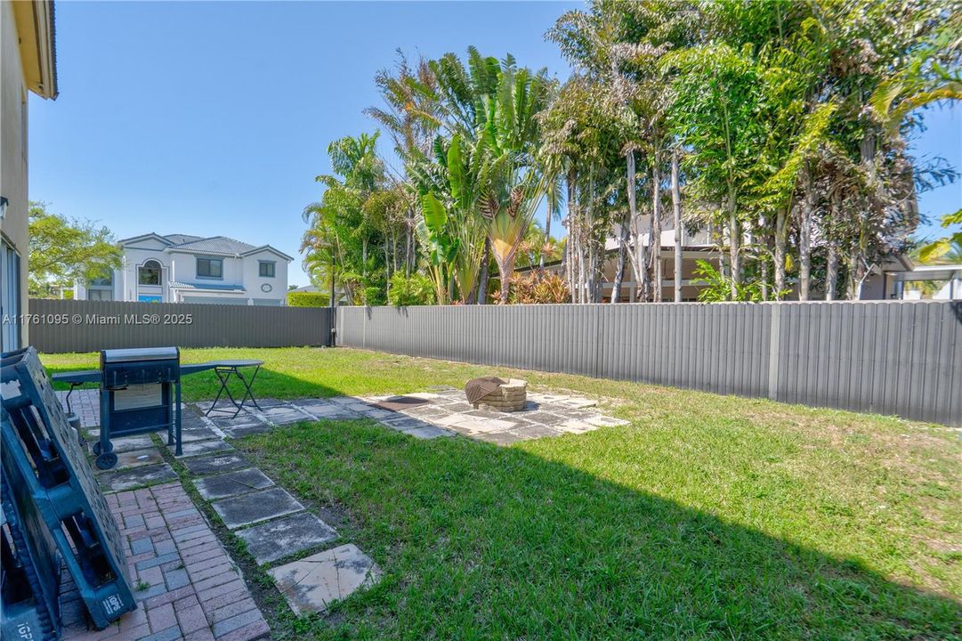 Recently Sold: $959,999 (5 beds, 3 baths, 2765 Square Feet)