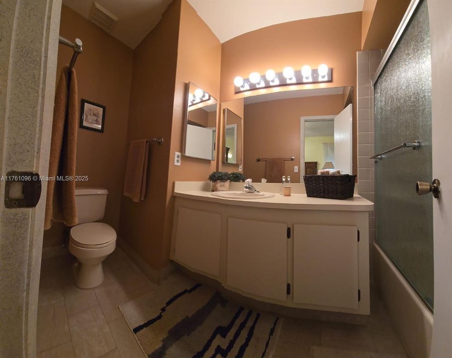 Vendido Recientemente: $395,000 (2 camas, 2 baños, 1224 Pies cuadrados)