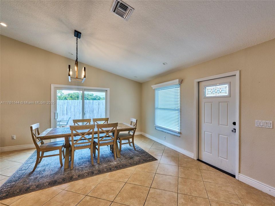 最近售出: $489,000 (3 贝兹, 2 浴室, 1416 平方英尺)