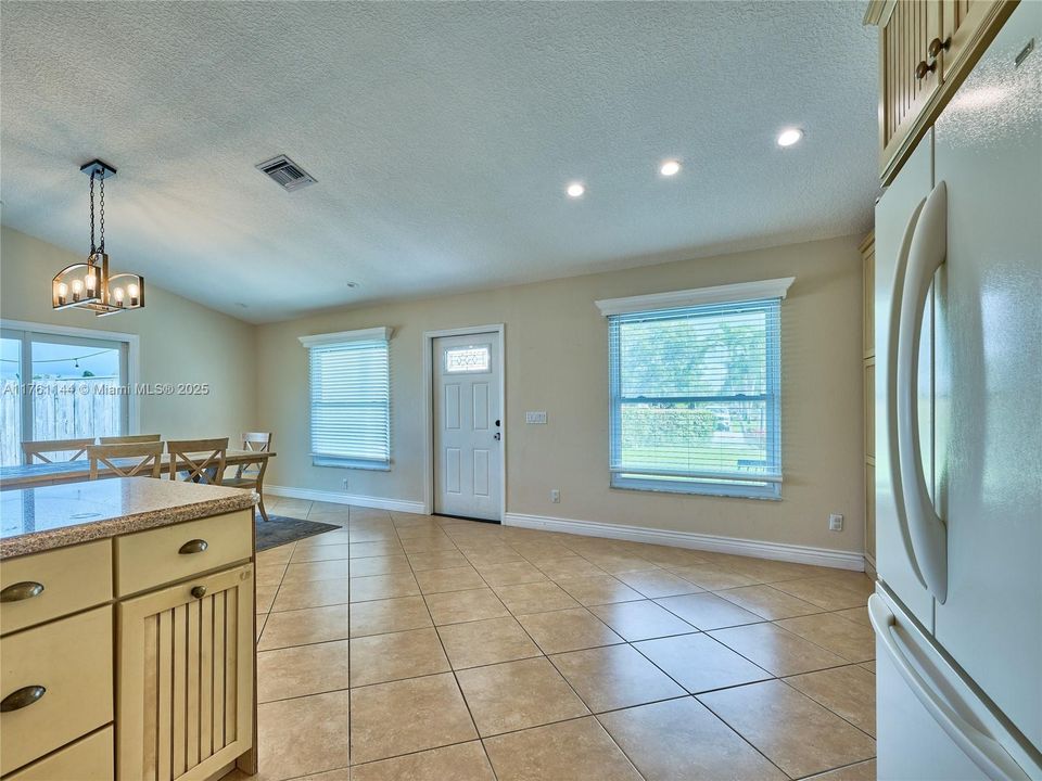 最近售出: $489,000 (3 贝兹, 2 浴室, 1416 平方英尺)