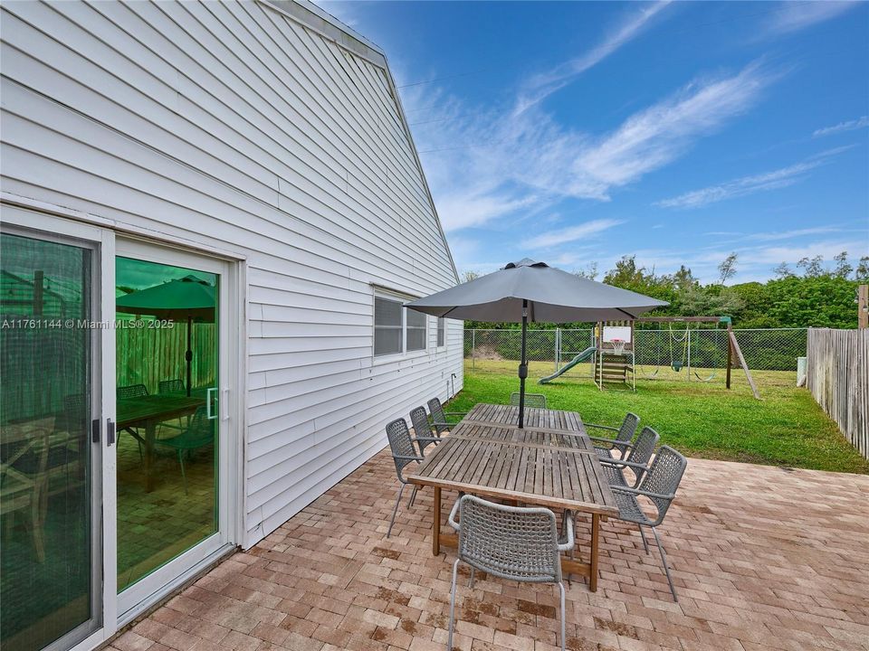 最近售出: $489,000 (3 贝兹, 2 浴室, 1416 平方英尺)