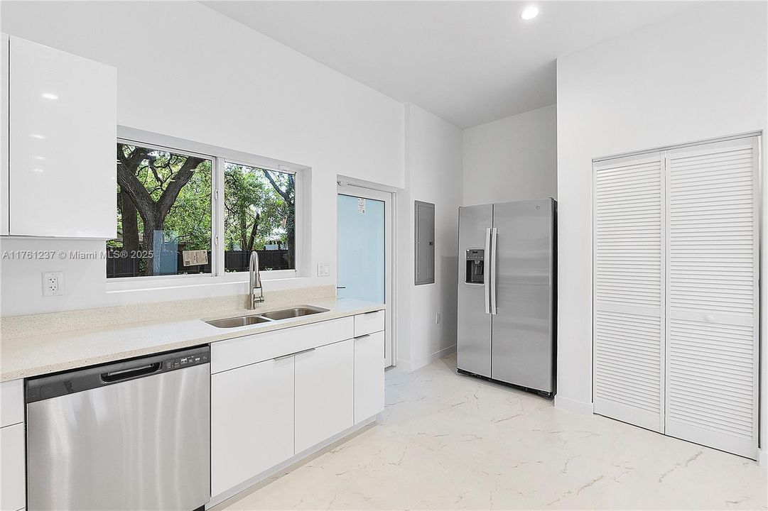 For Sale: $1,290,000 (0 beds, 0 baths, 2500 Square Feet)