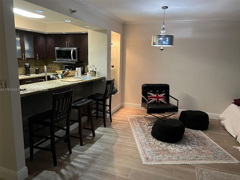 待售: $265,000 (1 贝兹, 1 浴室, 689 平方英尺)