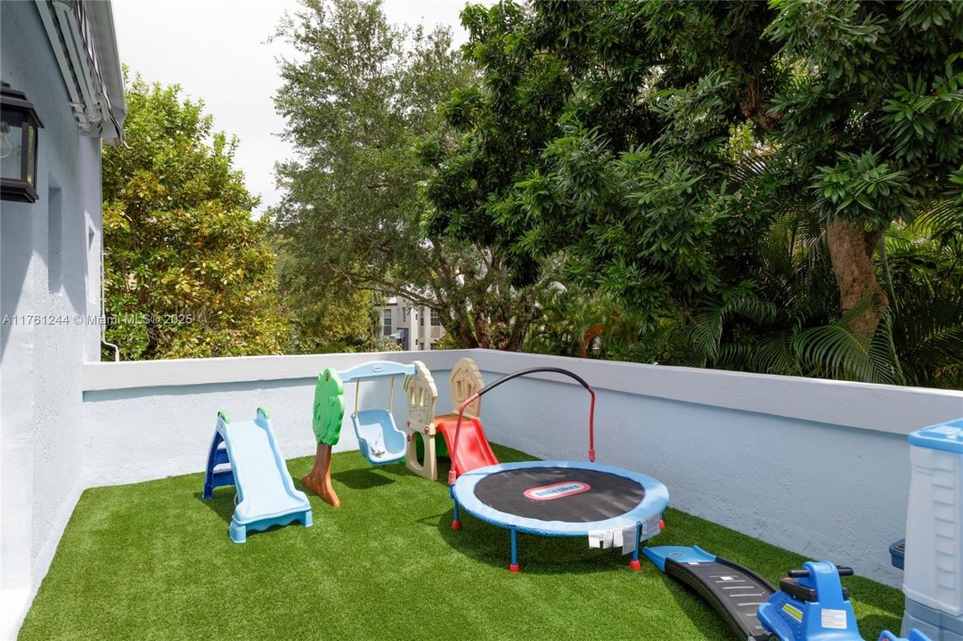 Vendido Recientemente: $1,775,000 (3 camas, 2 baños, 1700 Pies cuadrados)