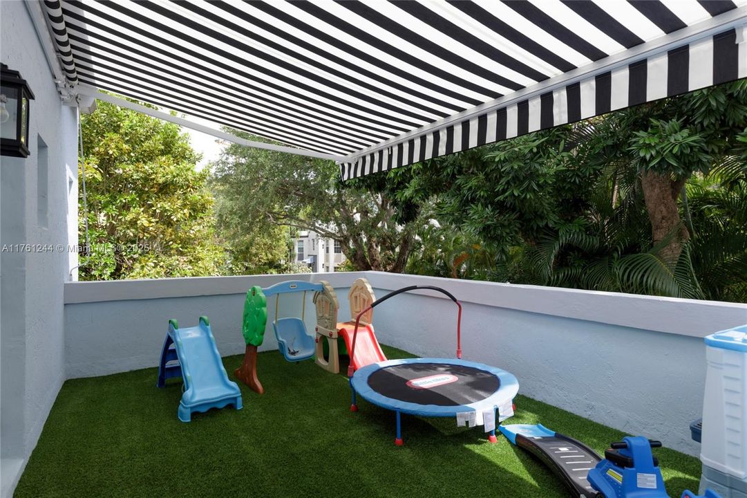 Vendido Recientemente: $1,775,000 (3 camas, 2 baños, 1700 Pies cuadrados)