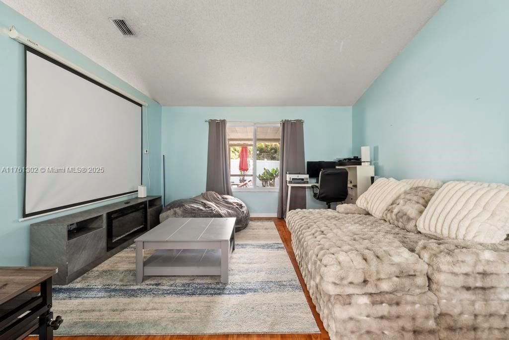 For Sale: $575,000 (3 beds, 2 baths, 1589 Square Feet)
