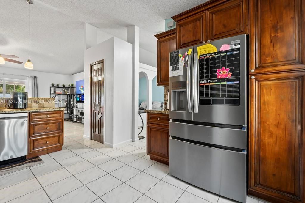 For Sale: $575,000 (3 beds, 2 baths, 1589 Square Feet)