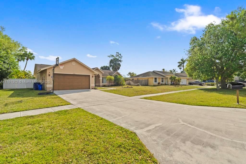 For Sale: $575,000 (3 beds, 2 baths, 1589 Square Feet)
