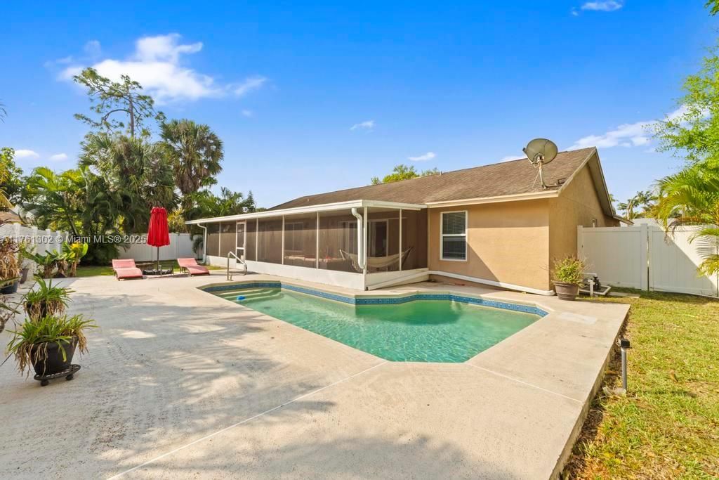 For Sale: $575,000 (3 beds, 2 baths, 1589 Square Feet)