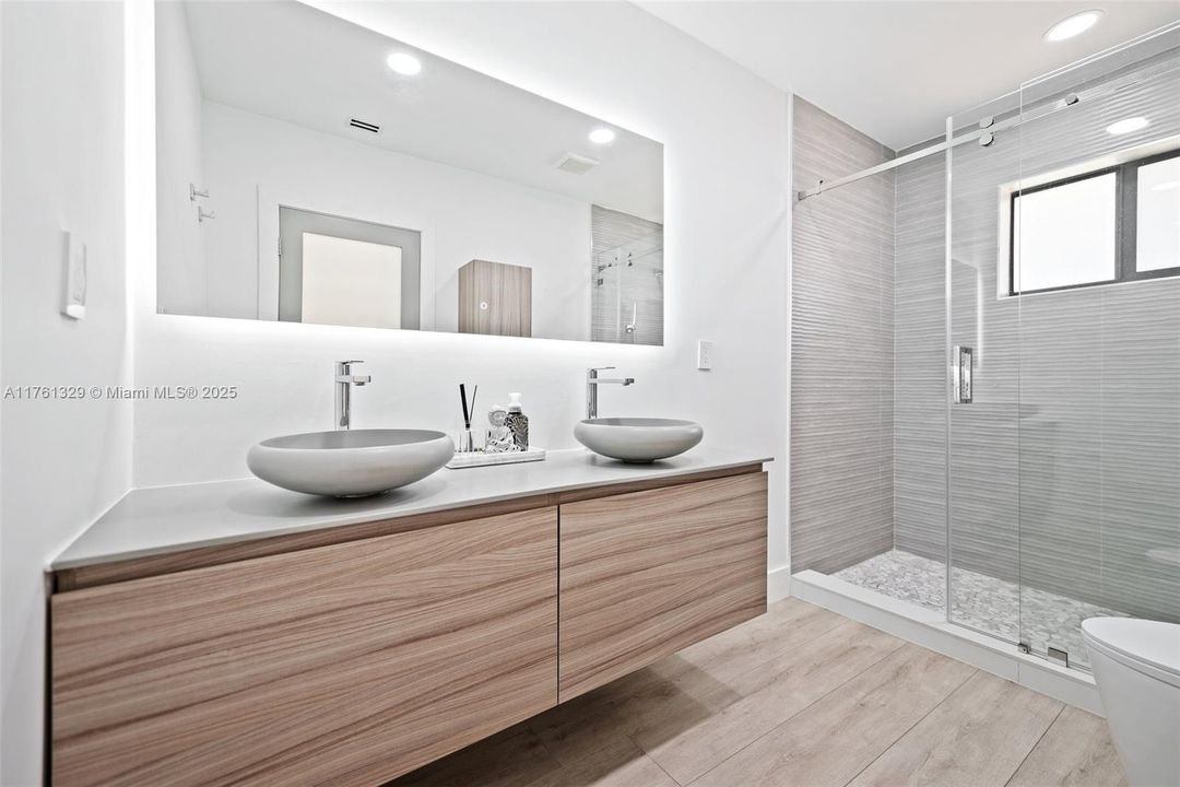 Недавно продано: $950,000 (3 спален, 2 ванн, 1843 Квадратных фут)