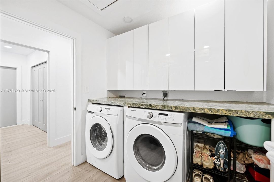 Недавно продано: $950,000 (3 спален, 2 ванн, 1843 Квадратных фут)