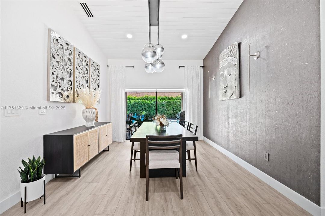 Недавно продано: $950,000 (3 спален, 2 ванн, 1843 Квадратных фут)