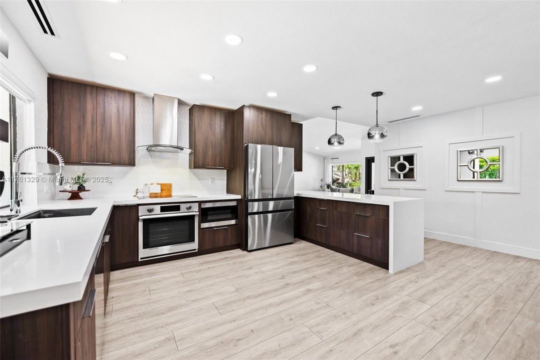 Недавно продано: $950,000 (3 спален, 2 ванн, 1843 Квадратных фут)