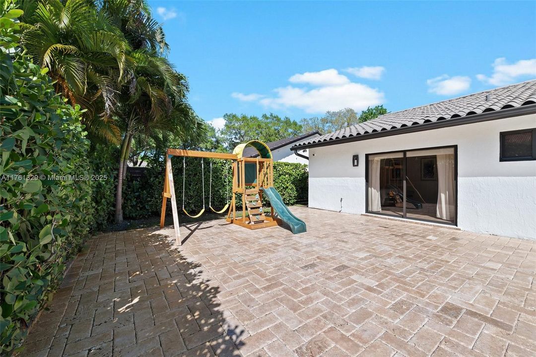 Недавно продано: $950,000 (3 спален, 2 ванн, 1843 Квадратных фут)