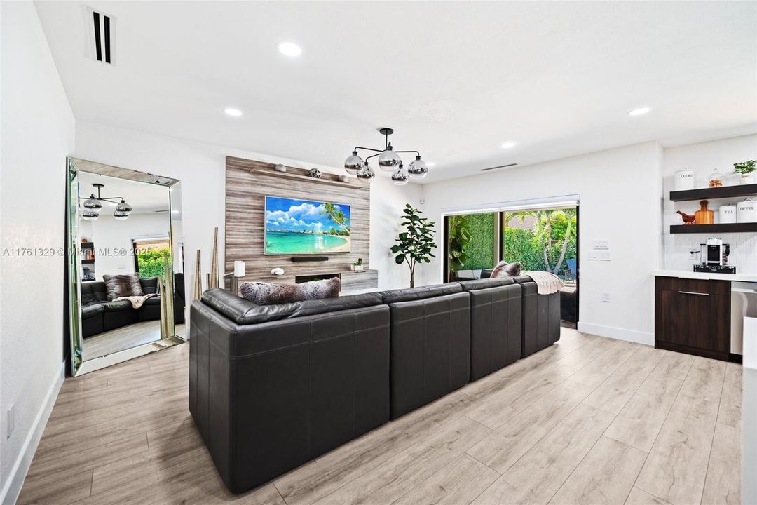 Недавно продано: $950,000 (3 спален, 2 ванн, 1843 Квадратных фут)