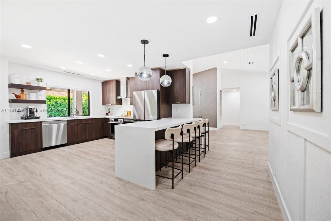 Недавно продано: $950,000 (3 спален, 2 ванн, 1843 Квадратных фут)