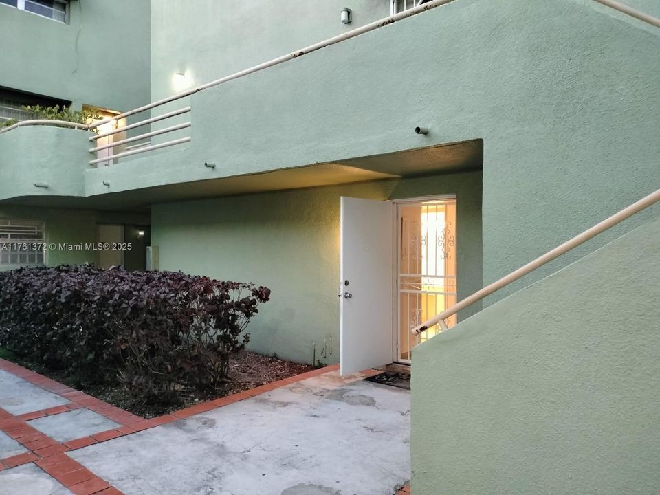 Recently Sold: $250,000 (1 beds, 1 baths, 767 Square Feet)