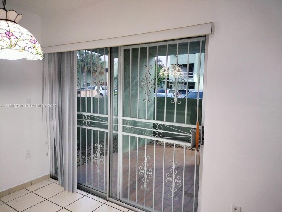 Recently Sold: $250,000 (1 beds, 1 baths, 767 Square Feet)