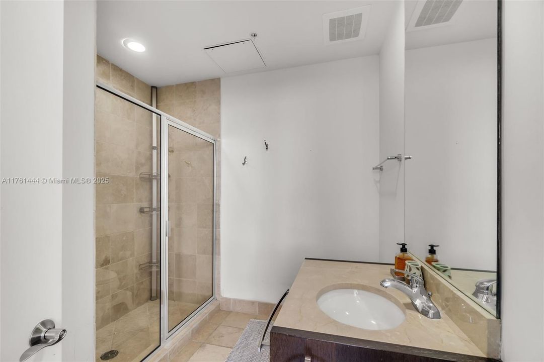 Vendido Recientemente: $1,325,000 (2 camas, 2 baños, 1649 Pies cuadrados)