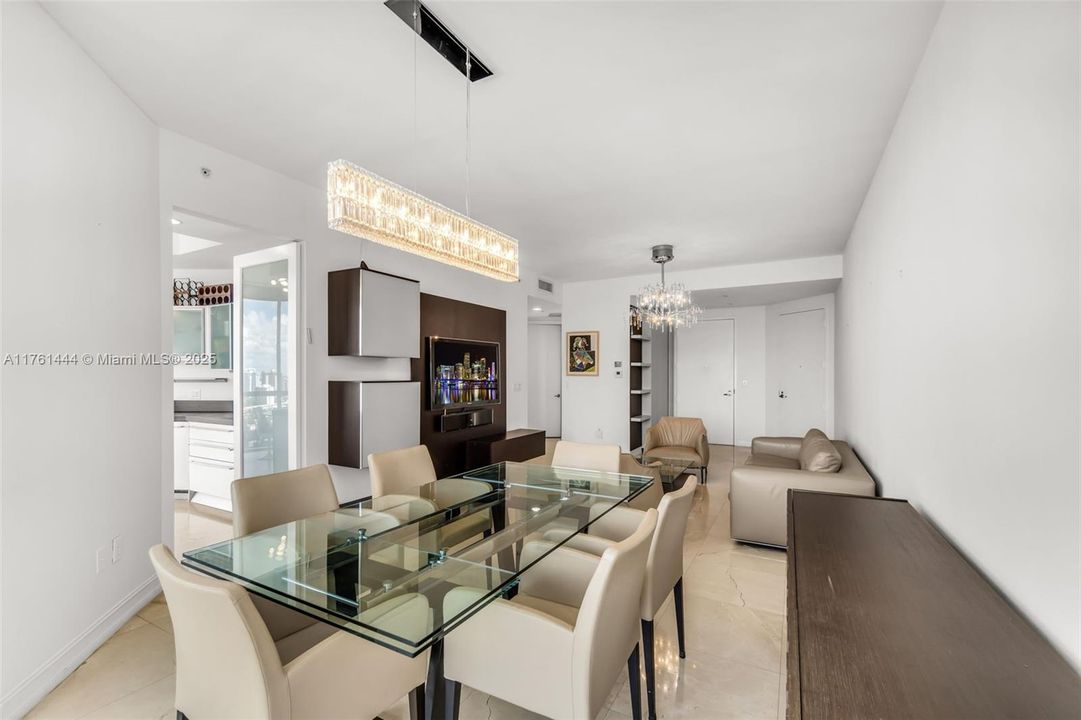 Vendido Recientemente: $1,325,000 (2 camas, 2 baños, 1649 Pies cuadrados)