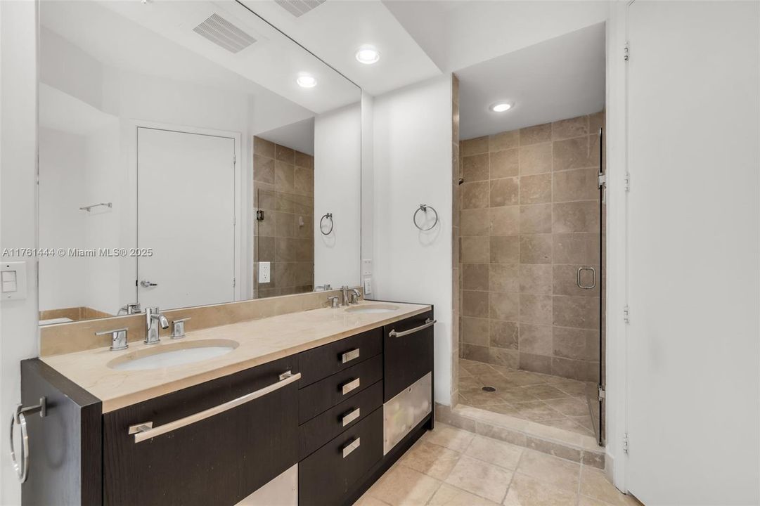 Vendido Recientemente: $1,325,000 (2 camas, 2 baños, 1649 Pies cuadrados)