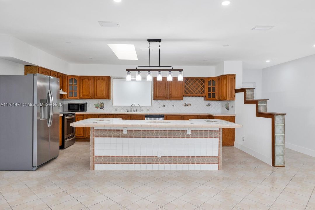 Recientemente alquilado: $3,400 (3 camas, 2 baños, 1987 Pies cuadrados)