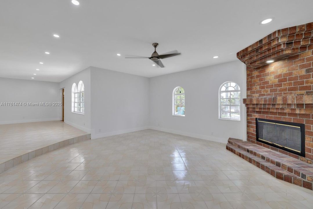 Recientemente alquilado: $3,400 (3 camas, 2 baños, 1987 Pies cuadrados)